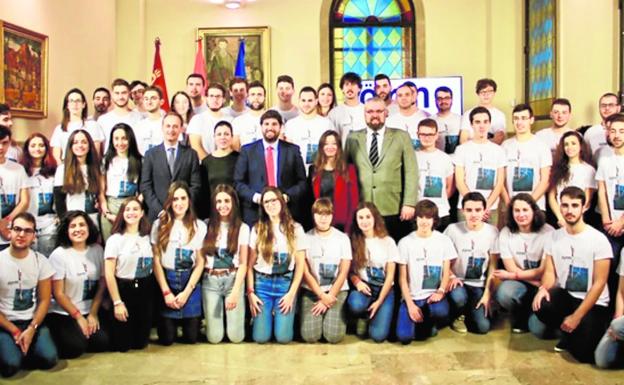 Los miembros de la Orquesta de Jóvenes rodean al presidente de la Comunidad, ayer, en el Palacio de San Esteban./CARM