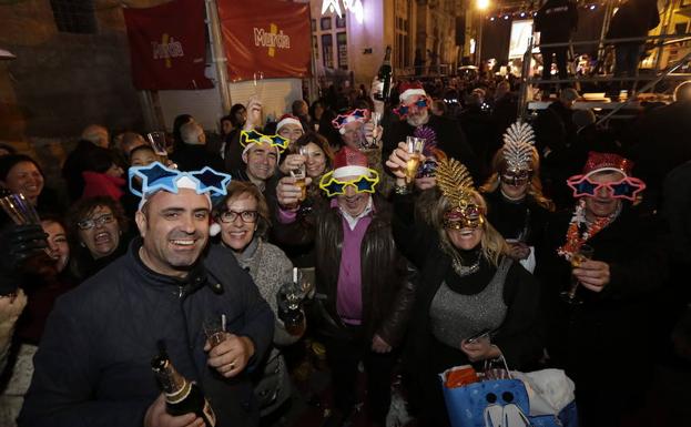 Participantes en la fiesta organizada por el Ayuntamiento de Murcia con motivo de la Nochevieja, el año pasado./E. Botella / AGM