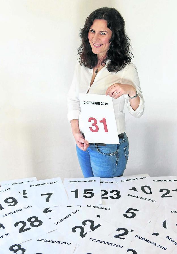 Echando cuentas en mayo de 2010. La gaditana Elena Braza esperaba dar a luz justo a finales de año./R. R.