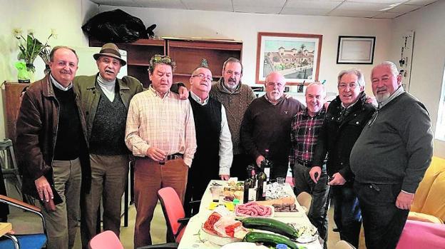 La Escuadra del 'Rotring' en torno a la mesa en la Finca El Amigo, en el paraje de Las Casicas. / LV