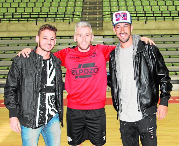 Xuxa y Drasler con Miguelín, ayer, en el Palacio./ElPozo
