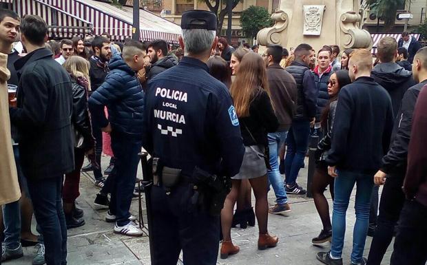 Una joven herida por un petardo en la Plaza de las Flores