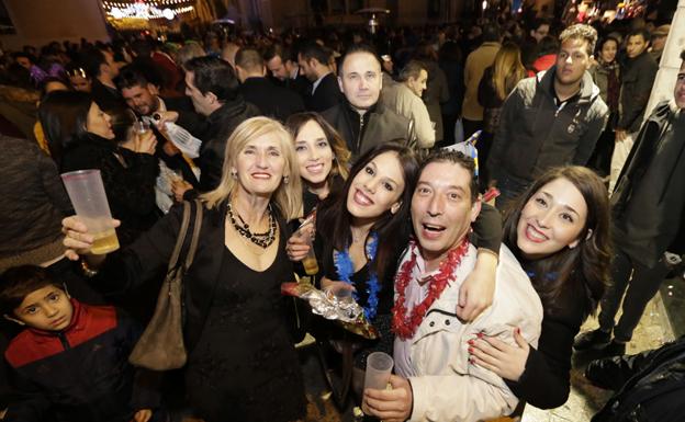 Varias personas celebran el fin de año en Murcia en una imagen de archivo. /Edu Botella.
