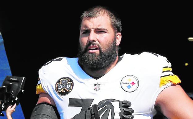 El jugador español de la NFL Alejandro Villanueva, de los Pittsburgh Steelers; y el número uno del mundo Rafa Nadal. / AFP / EFE
