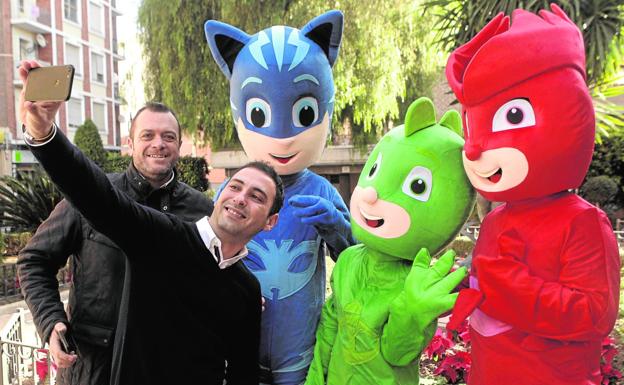 Los ediles de Deportes y de Festejos se fotografían ayer con Gatuno, Gekko y Buhita, de la serie Héroes en pijamas./Sonia M. Lario / AGM