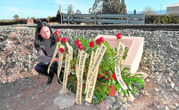 Las 12 rosas colocadas ayer en recuerdo de los fallecidos./P. A. / AGM