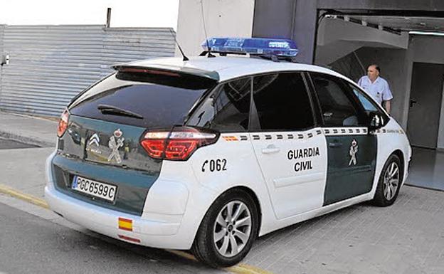 Imagen de archivo de un coche de la Guardia Civil. /LV