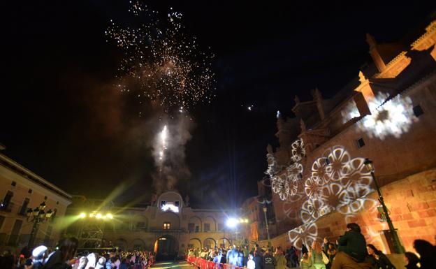 Miles de lorquinos y visitantes acudieron a la Plaza de España donde los Reyes Magos se despidieron con un espectáculo de luz, sonido y pirotecnia./P. Alonso/ AGM