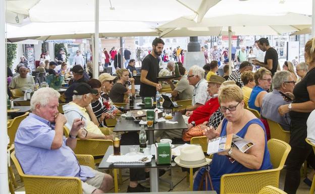 Turistas llegados en crucero disfrutan en una terraza de la plaza del Ayuntamineto de Cartagena./Pablo Sánchez / AGM