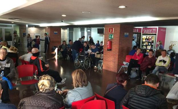 Sala de espera de urgencias a rebosar en La Arrixaca. /Vicente Vicéns/ AGM