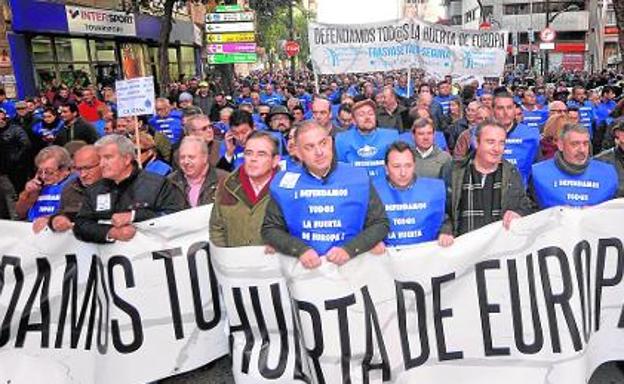 Manifestación del pasado 13 de diciembre en Murcia para reclamar agua. Lucas Jiménez en la pancarta de cabeza con miembros del Círculo del Agua./Vicente Vicéns / AGM