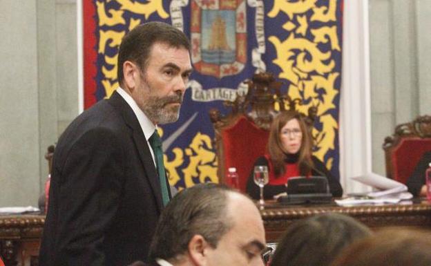 José López, observado por la alcaldesa Castejón, durante un pleno. /P. Sánchez / AGM