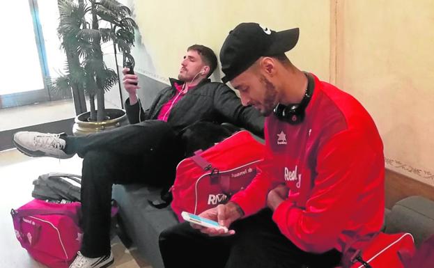Atascados por el temporal. Los jugadores del Real Murcia quedaron atrapados ayer en Medina del Campo a causa de la nieve que impidió continuar al autobús./R. Murcia Baloncesto