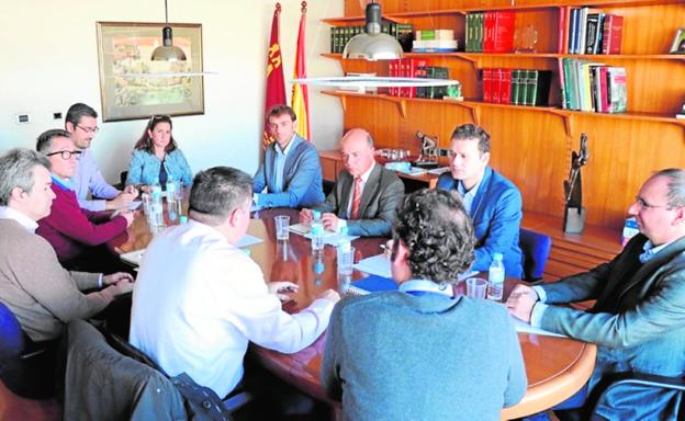 El consejero Andrés Carrillo (c), ayer, reunido con miembros de la Fundación Integra./CARM