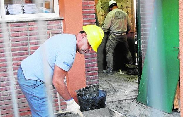 Dos obreros trabajan en el José María Lapuerta./Pablo Sánchez / AGM