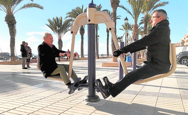 Dos personas utilizan uno de los aparatos instalados./Ayto