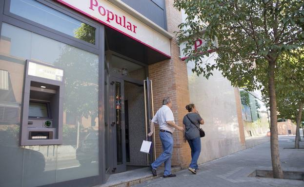 Dos clientes salen del Popular./Virginia Carrasco
