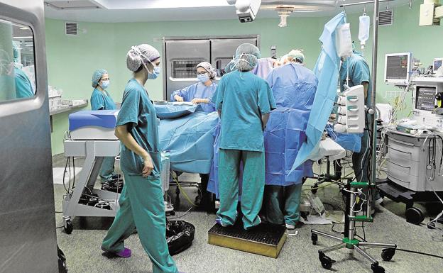 Imagen de archivo de una operació quirúrgica en un hospital de Murcia./Nacho García/ AGM