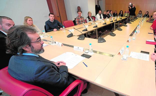 El consejero Pedro Rivera (i), ayer, durante la reunión que mantuvo con las ONG beneficiarias del plan de cooperación./Javier Carrión / AGM