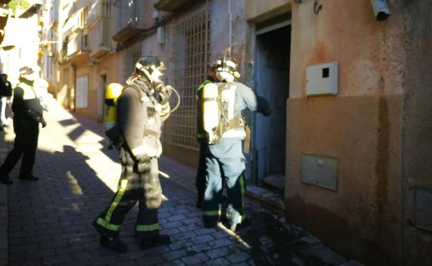 Los bomberos acceden a la vivienda en la mañana de este miércoles, tras la reactivación del fuego. /Paco Alonso / AGM