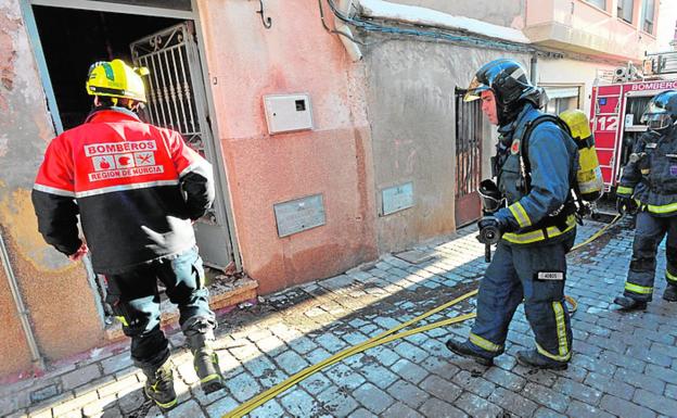Los bomberos regresaron ayer tras reavivarse el fuego./P. A. / AGM