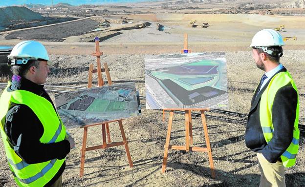 El alcalde y el concejal delegado de Limusa contemplan el proyecto del nuevo vaso, mientras al fondo se ejecutan las obras./PACO ALONSO / AGM