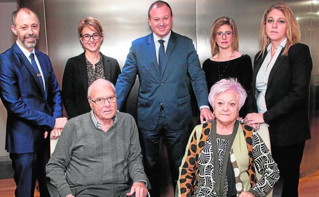 Sentados, el fundador de Carrillo Asesores, José Carrillo, y su mujer, Ana Fernández. De pie, y de izquierda a derecha, Emiliano Carrillo, Ana Cristina Carrillo, José Gabriel Carrillo, Arabela Carrillo y María del Mar Carrillo. /J. C. CAVAL