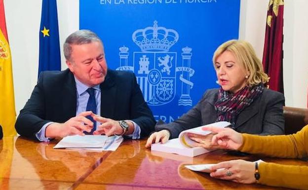 Francisco Bernabé y Violante Tomás, este jueves, durante la reunión sobre violencia de género./Delegación del Gobierno