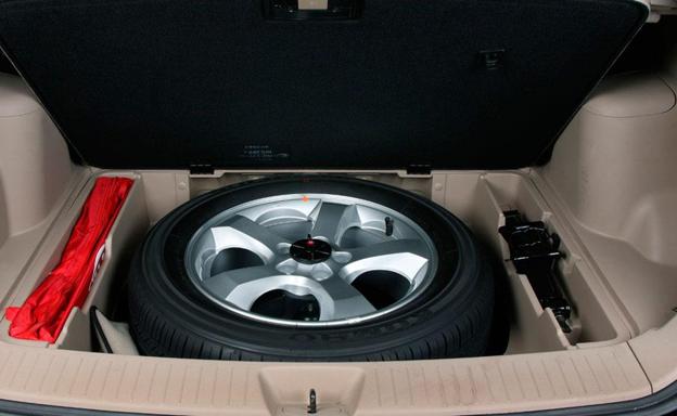 Los 18 objetos «imprescindibles» que tienes que llevar en tu coche según la DGT