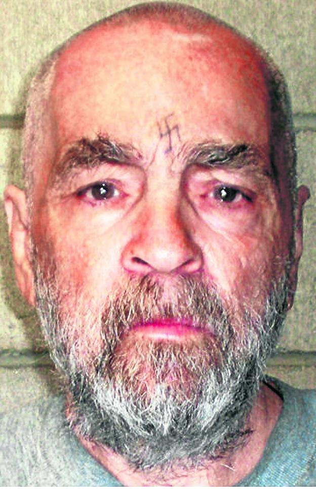 El viejo y el joven Manson. El asesino, en una de sus últimas fotos, y en otra de juventud, esposado a la espalda. / r. c.