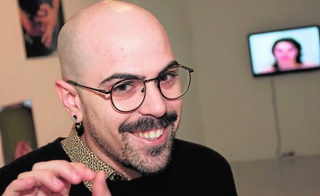 El comisario murciano Daniel Soriano, responsable de la exposición 'Des-educación utópica', ayer, en el Párraga./Juan Carlos Caval / AGM