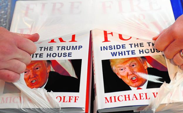 Dos ejemplares del libro sobre Trump. Arriba, el historiador Randall Hasen y su publicación./Reuters