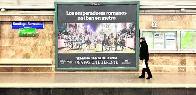En la estación de metro del Santiago Bernabéu se ha instalado un gran cartel en el que aparecen una siga y una cuadriga para promocionar la Semana Santa./Concejalía de Turismo