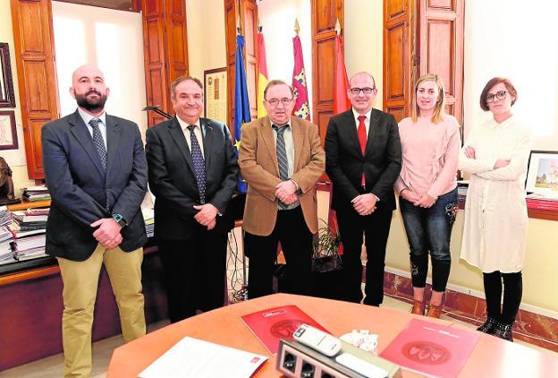 El rector José Orihuela y el alcalde de Aledo, Juan José Andreo, en el centro, firmaron el convenio./UMU