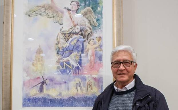 Zacarias Cerezo ante el Cartel de la Semana Santa 2018./JUAN CARLOS CAVAL/ AGM