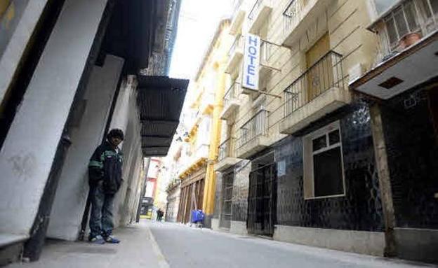 Calle Cuatro Santos, con el edificio del antiguo Hotel Peninsular a la derecha. /Antonio Gil / AGM
