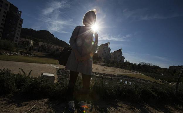 Olga, víctima de un supuesto caso de acoso sexual en el trabajo, en un parque./J.M. RODRÍGUEZ/ AGM