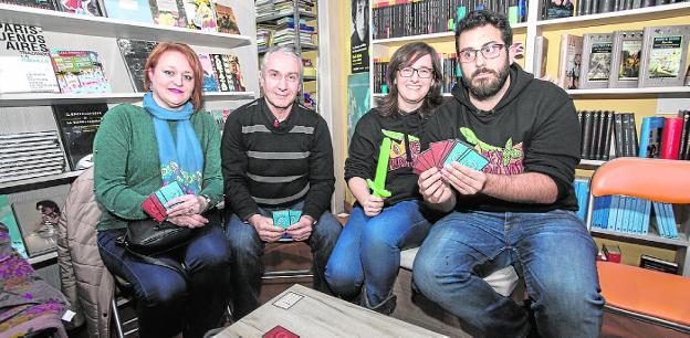 María Isabel Tudela, Ramón Martínez, Ana Marcos y Jesús Guillén, con las cartas./J. M. Rodríguez / AGM