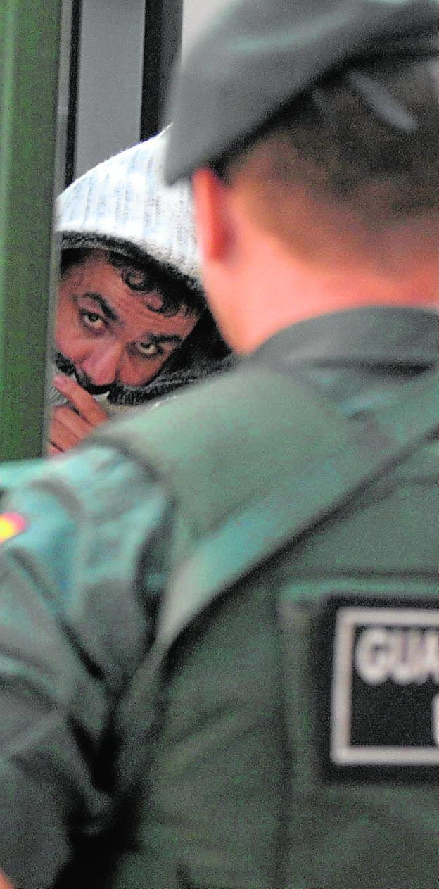 Uno de los presuntos integrantes de la banda, conducido al juzgado tras ser arrestado por la Guardia Civil./Antonio Gil / AGM