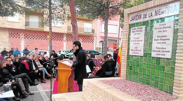 Inauguración del monolito en recuerdo de los bullenses./J. L. Piñero