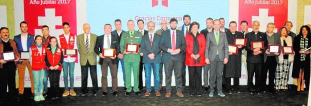 López Miras y el alcalde (c) junto a los representantes de los diferentes colectivos que recibieron distinciones en el acto. / j. f. robles