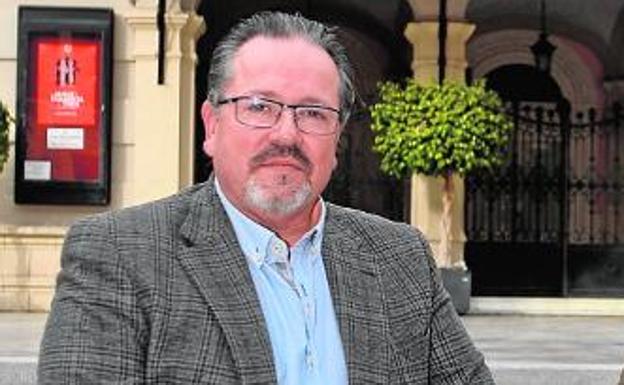 Quintiliano Ruiz y Rafael Benedicto, delante del Teatro Romea, donde serán proclamados./Nacho García / AGM