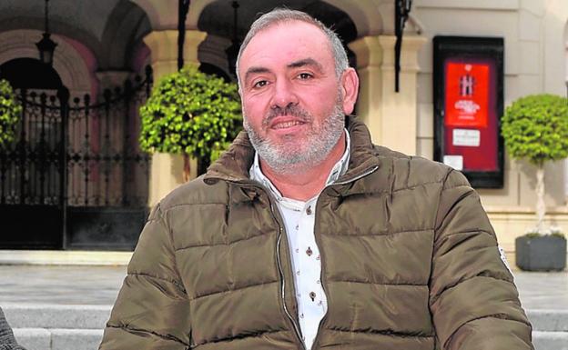 Quintiliano Ruiz y Rafael Benedicto, delante del Teatro Romea, donde serán proclamados./Nacho García / AGM