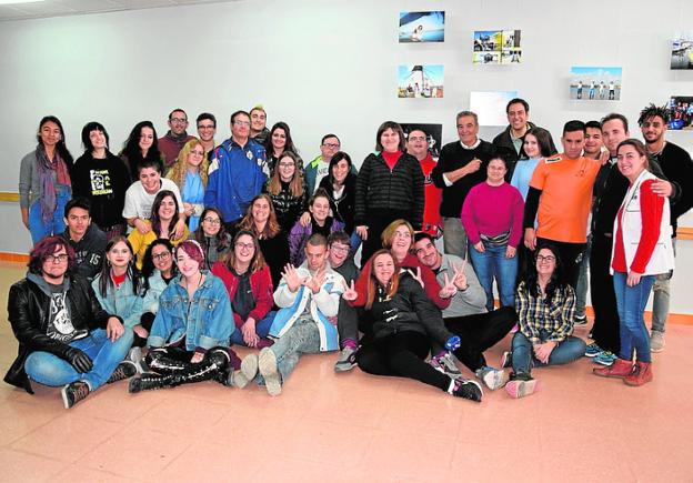 Benito Rabal (9d), de pie, con los alumnos participantes./A. S.