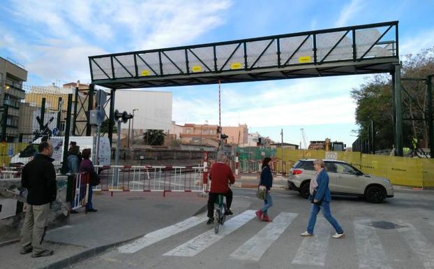La pasarela, colocada en el paso a nivel/Nacho García / AGM
