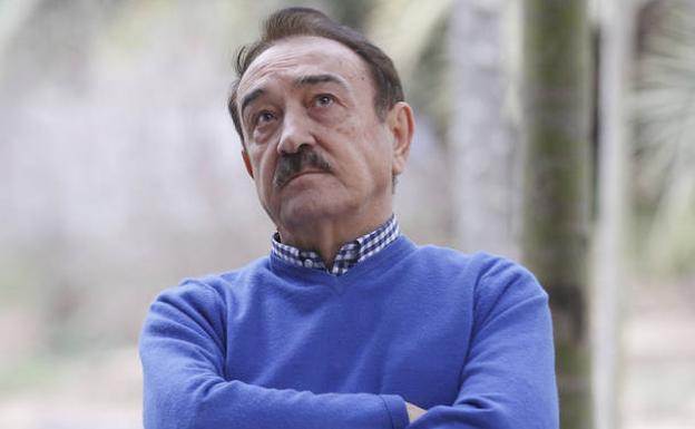 Cayetano Ros, pensativo, en un parque de Molina de Segura.