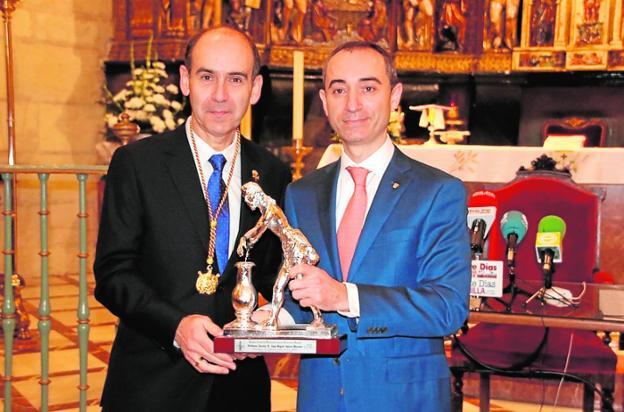 Valero (d) recibe una reproducción del Cristo Atado a la Columna de manos de Juan Francisco Martínez, de la Junta de Hermandades./G. L.
