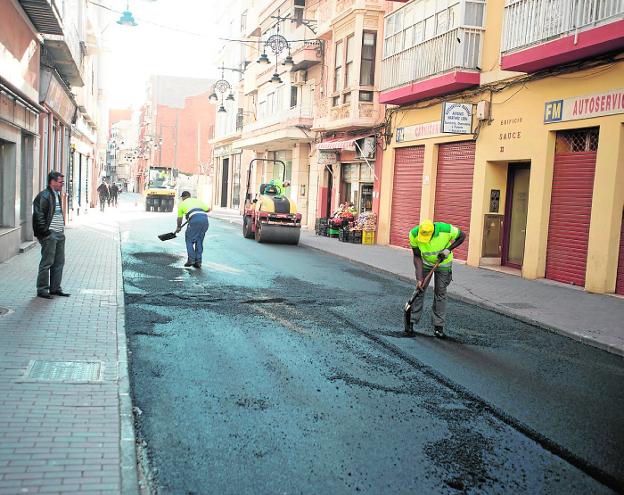 Obreros, asfaltando ayer la calle Duque, entre Gisbert y el Palacio de Aguirre./Antonio Gil / AGM