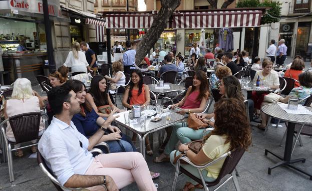 Unos jóvenes en una terraza en Murcia/Nacho García
