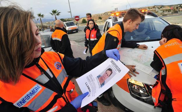Miembros de Protección Civil, ayer, en plena búsqueda de Petra.// VICENTE VICÉNS / AGM